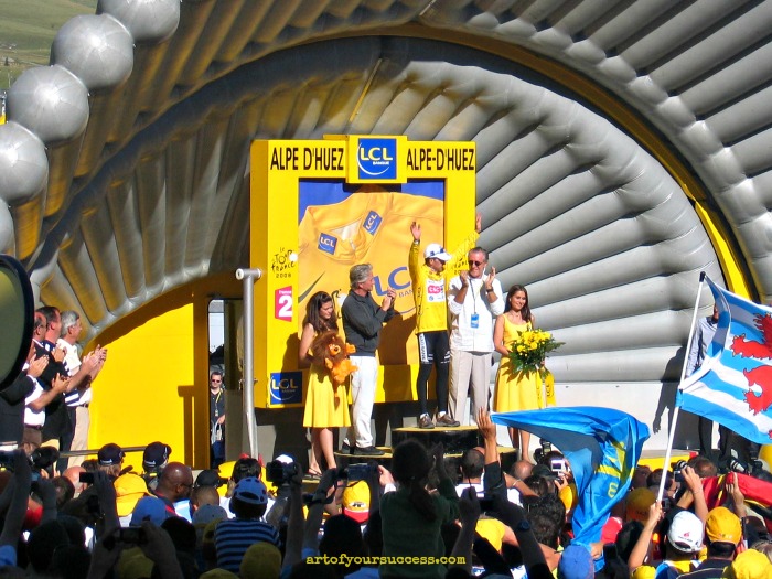 Presentation of yellow jersey, lion and flowers